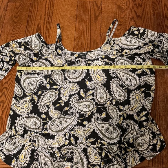 TORRID COLD SHOULDER 3/4 sleeve RUFFLE BLOUSE. Paisley on blank background SZ 1X - Picture 9 of 10